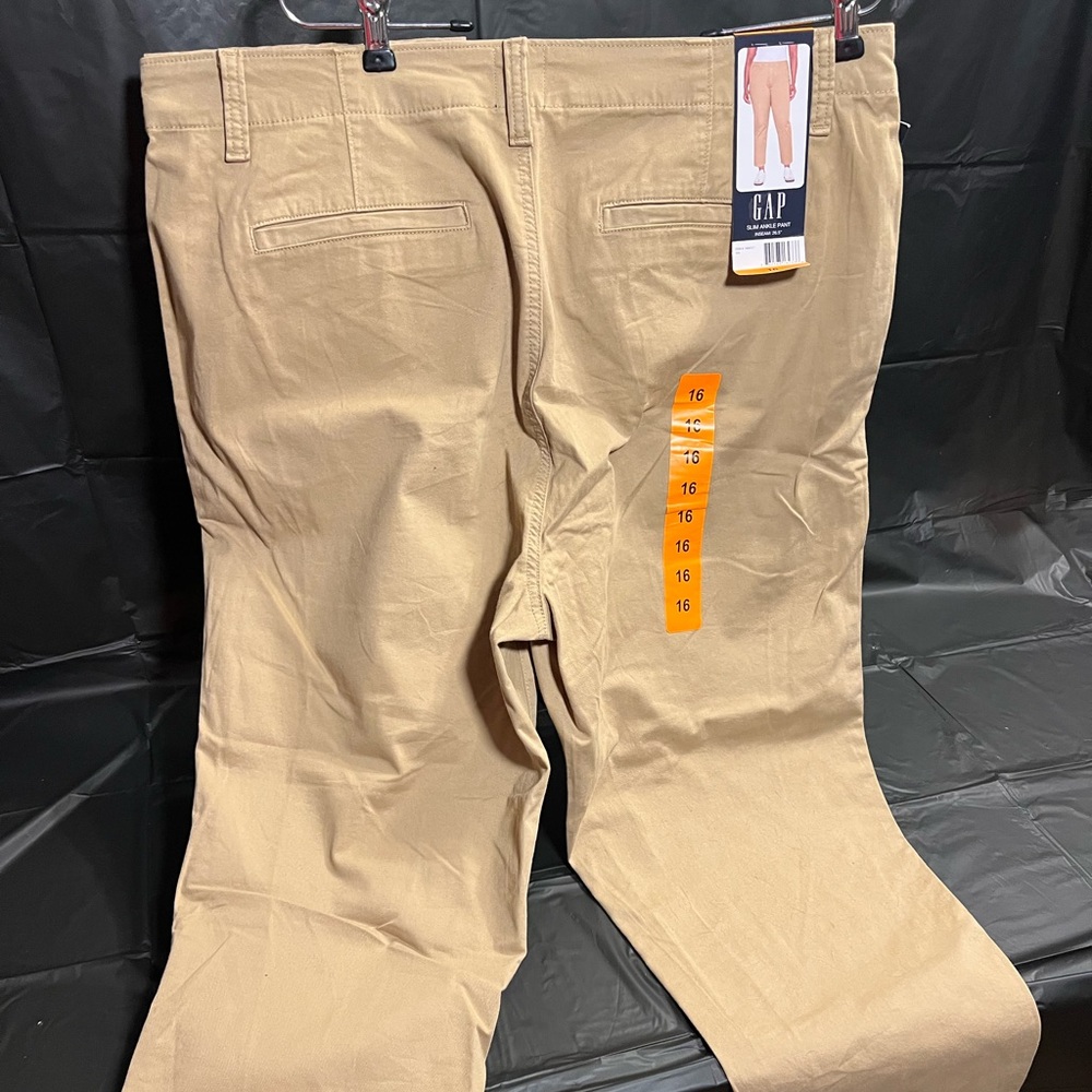 GAP Women’s Khaki Chinos NWT